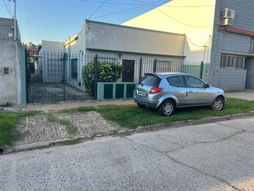 En Alquiler En Caseros Cercano A Estacion Del Palomar; Casa Americana Al Frente De 3 Ambientes Con Entrada De Auto Y Patio Ficha: 9884