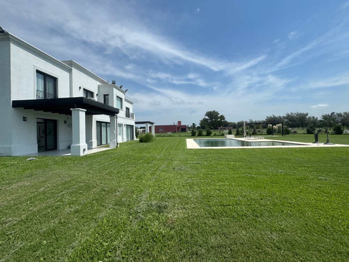 Casa En Venta En Chacras De Pergamino Con Pileta