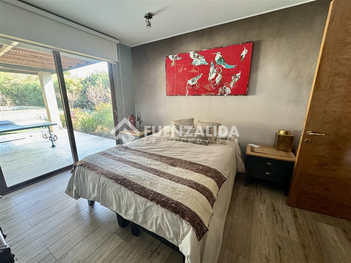 Casa En Venta De 5 Dorm. En Colina