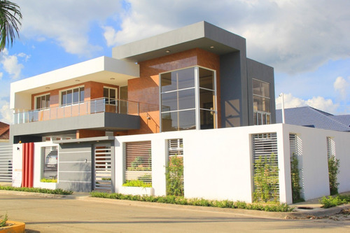 Lujosa Vivienda En Venta En Llanos De Gurabo, Santiago