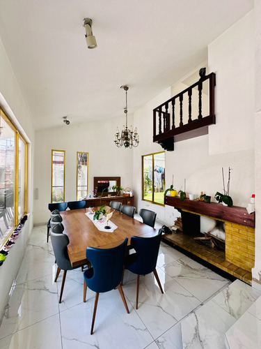 Amplia Casa Con Jardín