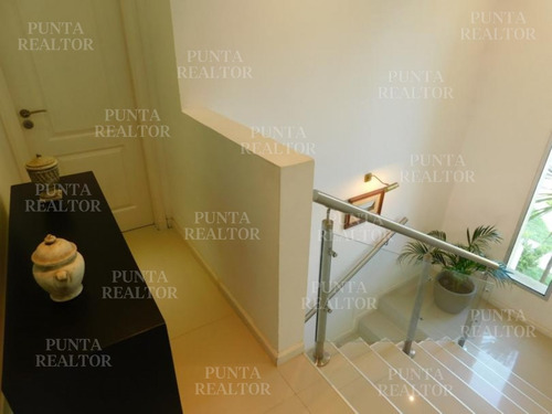 Mansa, Minimalista, 3 Suites Con Vestidor Y Terrazas, Parrillero, Piscina, Jardín Diseño- Ref: 130