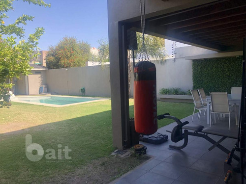 Imagen 14 de 29 de Venta Casa En El Cerro De Las Rosas, Moderna, Impecable De 3 Dormitorios Con Pileta Climatizada Y Calefacción Central.