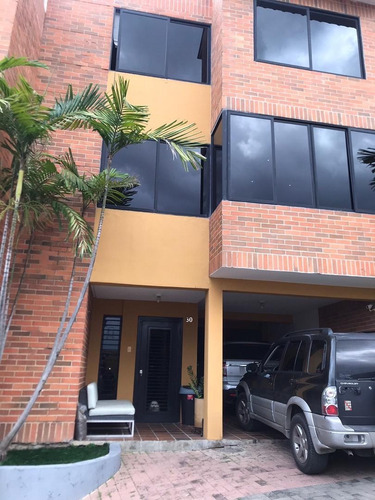Imagen 2 de 17 de Townhouse En Venta En Lomas Del Este, 3 Niveles Conjunto Exclusivo Con Pozo De Agua, Doble Anillo De Seguridad Hermosas Áreas Sociales