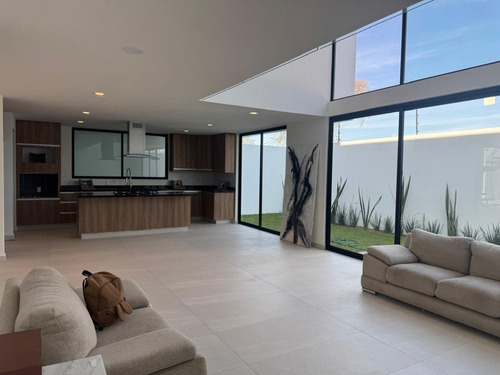 Exclusiva Casa En Venta, Moderna Casa Amplia Con Excelente Ubicación En La Exclusiva Zona Residencial De Metepec