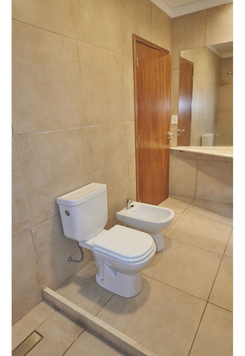Casa De 3 Dormitorios Con Cochera, Galería Y Piscina