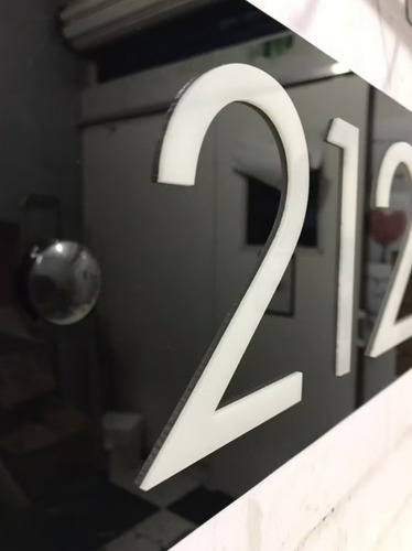 Placa Em Acrílico De Número Residencial Em Relevo. 25x15. 2 Opções De Cor: Preto/branco - Branco/preto