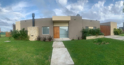 Imagen 2 de 14 de Venta De Casa En Oportunidad Una Sola Planta El Canton - Barrio Golf - Lote Interno