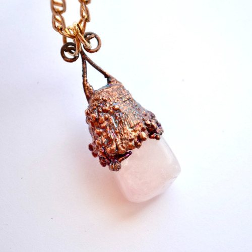Imagen 1 de 8 de Colgante De Cuarzo Rosa Con Cobre Y Cadena De Bronce, Cod1
