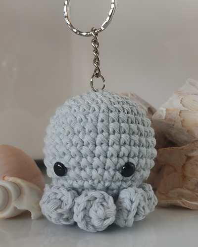 Llavero Pulpito Amigurumi A Crochet Gris