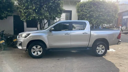 Hylux, Plata Metálico, 4x4, Motor Diesel 2.4, Mecánica