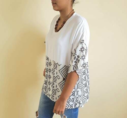 Imagem 4 de 5 de Blusa Bata Feminina Tecido Hilde
