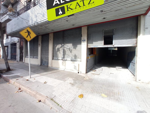 Imagen 2 de 14 de Local -amplio Local Comercial Con Depósito Y Entrada De Camiones.