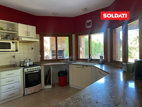 Casa En Venta Y Alquiler, Con 4 Cuartos Y Escritorio. Dependencia. Pileta. Apta Crédito.