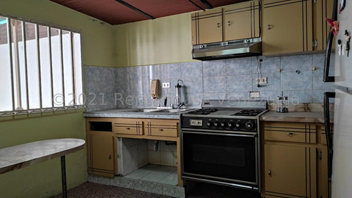 Casa En Venta Urb Los Samanes Maracay Rah 23-27799 Meglisf