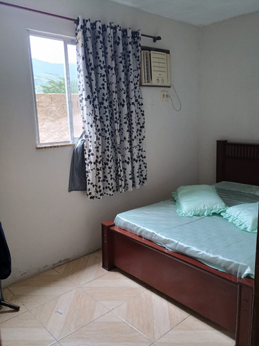 Casa Dúplex Com 3 Quartos, 2 Banheiro, Área De Serviço Vara