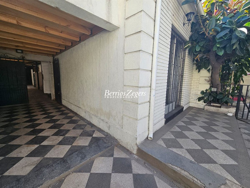 Casa En Venta 5 Dormitorios, Estar, Cercana A Metro En Ñuñoa
