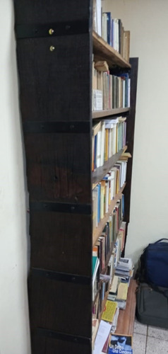 Biblioteca De Madera Vieja De Lapacho.