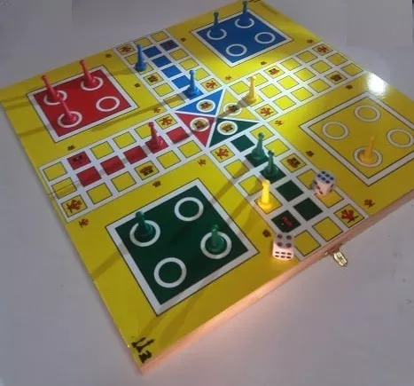 Jogo Ludo Oficial 2 Dados Estojo Tabuleiro C/ Leque E Coroa - R$ 68