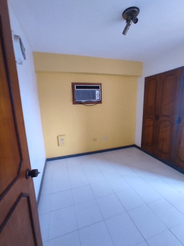Apartamento Amplio En Venta Urbanizacion El Bosque Residencias San Andres Iv Valencia. St