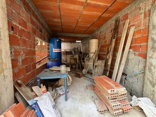 Ji 25-18345. En Venta Terreno De 240m2 Con Bienhechurías, Ubicado En Guatire.