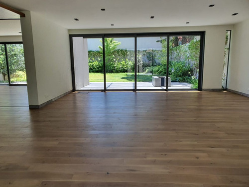 De Revista Casa Nueva En Venta, Vistahermosa, Calle Cerrada