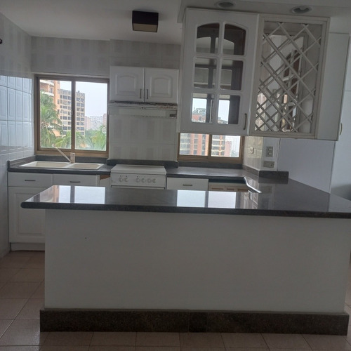 Imagen 8 de 20 de Apartamento En Playa Grande Con Inmejorable Ubicación. Vista Al Club Playa Grande Y Marina Grande. Luminoso,piso Medio. Edificio Bien Conservado.buen Condominio.
