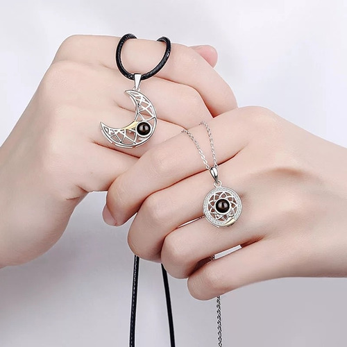 Imagen 2 de 10 de Collar De Parejas Sol Y Luna Proyecta Te Amo En 100 Idiomas