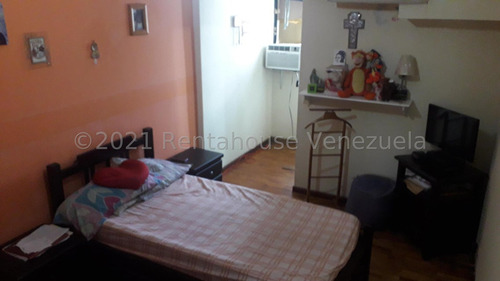 Casa En Venta La Trinidad. Codigo: 22-19042 Cm