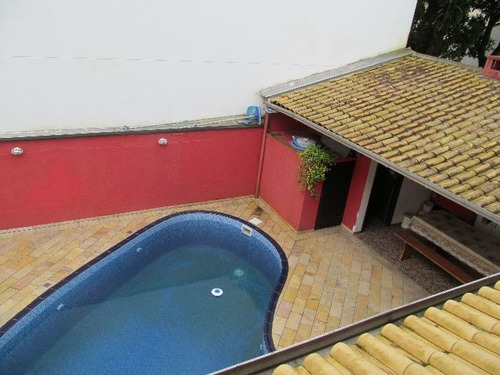 Casa À Venda Na Rua 252 , Meia Praia, Itapema - Sc - Liv-12482