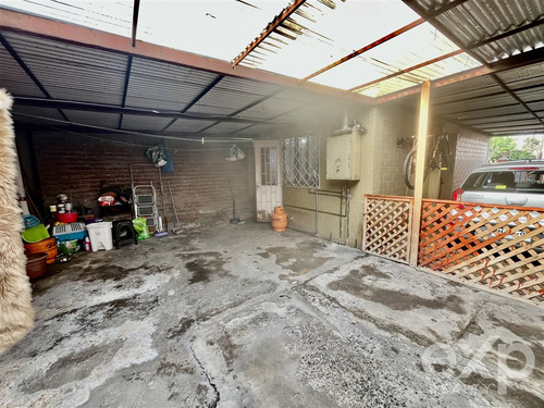 Casa En Venta De 2d, 1b Y Estacionamientos En Puente Alto