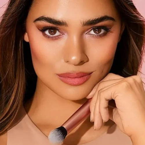 Everyday Essentials, Set de Brochas de Maquillaje con Esponjas Multifuncionales, Kit de Accesorios Esenciales, Juego de Brochas para Maquillar Ojos, Mejillas y Rostro, 6 piezas