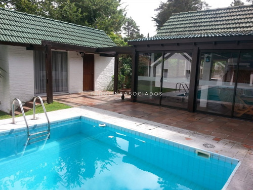 Gran Casa Ubicada En La Zona Del Golf, Punta Del Este.- Ref: 3030