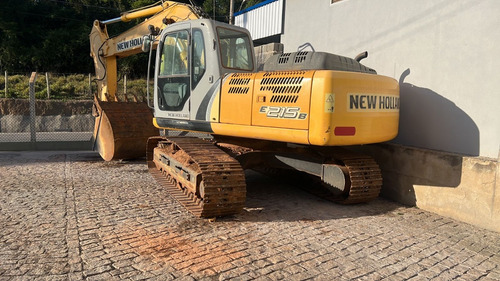 Escavadeira New Holland E215b