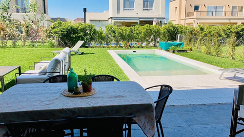 Casa En Venta Nordelta Barrio Tipas Con 4 Dormitorios Uno En Suite C/vestidor Galería Con Parrilla, Pileta Y Pque. Tipas: Lago Tenis Basquet Futbol 2 Sum Club House Piscina Parrilla Voley Juegos Niños
