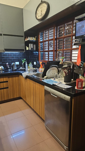 Excelente Chalet De 4 Amplios Ambientes Sobre Lote De 12,99 X 51, Con Garage Cubierto Para 3 Autos, Galeria Con Parrilla, Fondo Y Quincho. Excelente Estado. Nuevo Valor