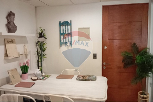 Oficina En Sector Comercial - Las Condes