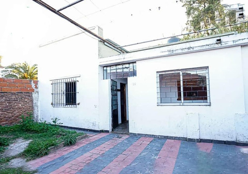 Casa En Venta - 2 Dormitorios 1 Baño - 261mts2 - Berisso