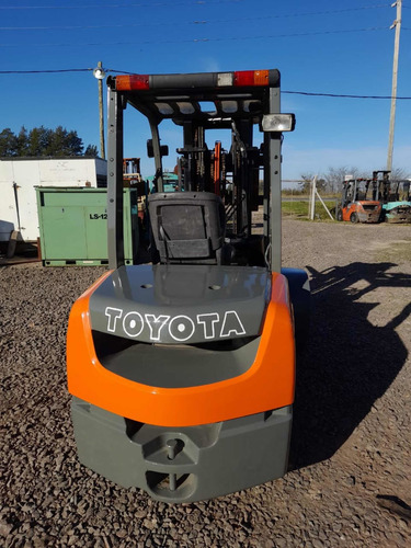 Imagen 9 de 15 de Autoelevador Toyota 3500kg Ruedas Dual Torre Triple C/desp