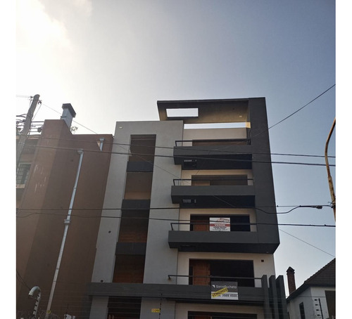 Departamento De Tres Ambientes De Categoria En Venta En Haedo Sur