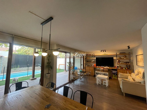 Casa En Venta De 4 Dorm.4 Baños En Condominio. En Las Condes