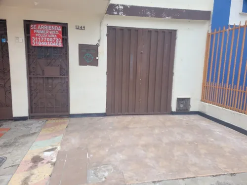 Casa Remodelada Tiene Un Cuarto Que Sirve Como Local O Habitación Con Baño Privado
