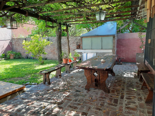 Casa En Venta - 3 Dormitorios 2 Baños - Cochera - 233mts2 - Hurlingham