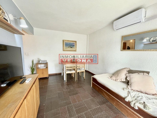 Imagen 7 de 25 de Apartamento En Venta A Una Cuadra Del Mar, Reciclado Y Con Parrillero Propio