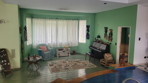 Saint Thomas Norte: Excelente Oportunidad Para Reacondicionar, Importante Casa De 691 M2, Sobre Dos Lotes, Total 2006 M2. Hoy Resulta Mucho Más Barato Comprar Y Adaptar Al Gusto Propio, Que Construir.