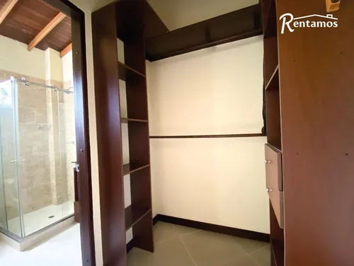 Casa En Arriendo En Loma Del Escobero. Cod A11426