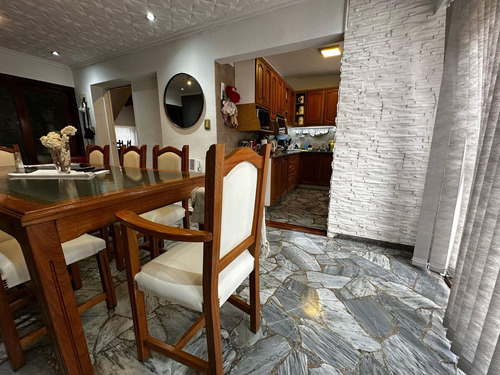 Casa En Venta En Ciudad Jardin Con Patio Cochera