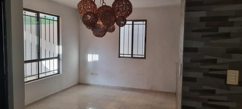 Casa En Renta En Las Americas. 3 Recamaras, 1 Baño Y Medio, Cochera Techada.