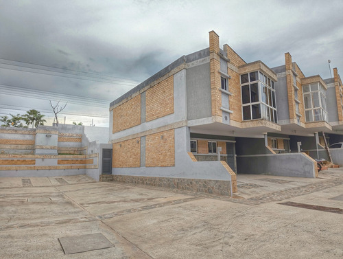 Hermoso Town House En Venta En Colinas De Guataparo (al)