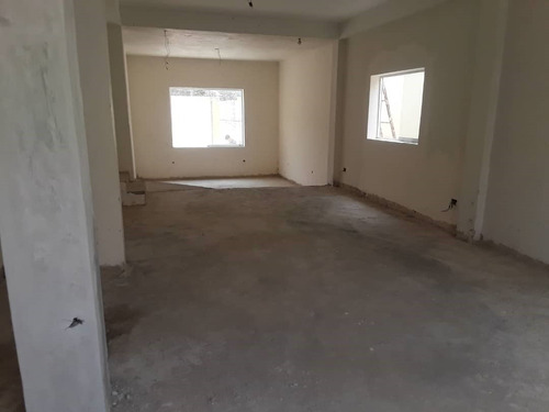 Imagen 2 de 10 de Se Ofrece A La Venta Town-house Amplio En Obra Blanca Ubicado En Sector El Piñal, Él Limón.